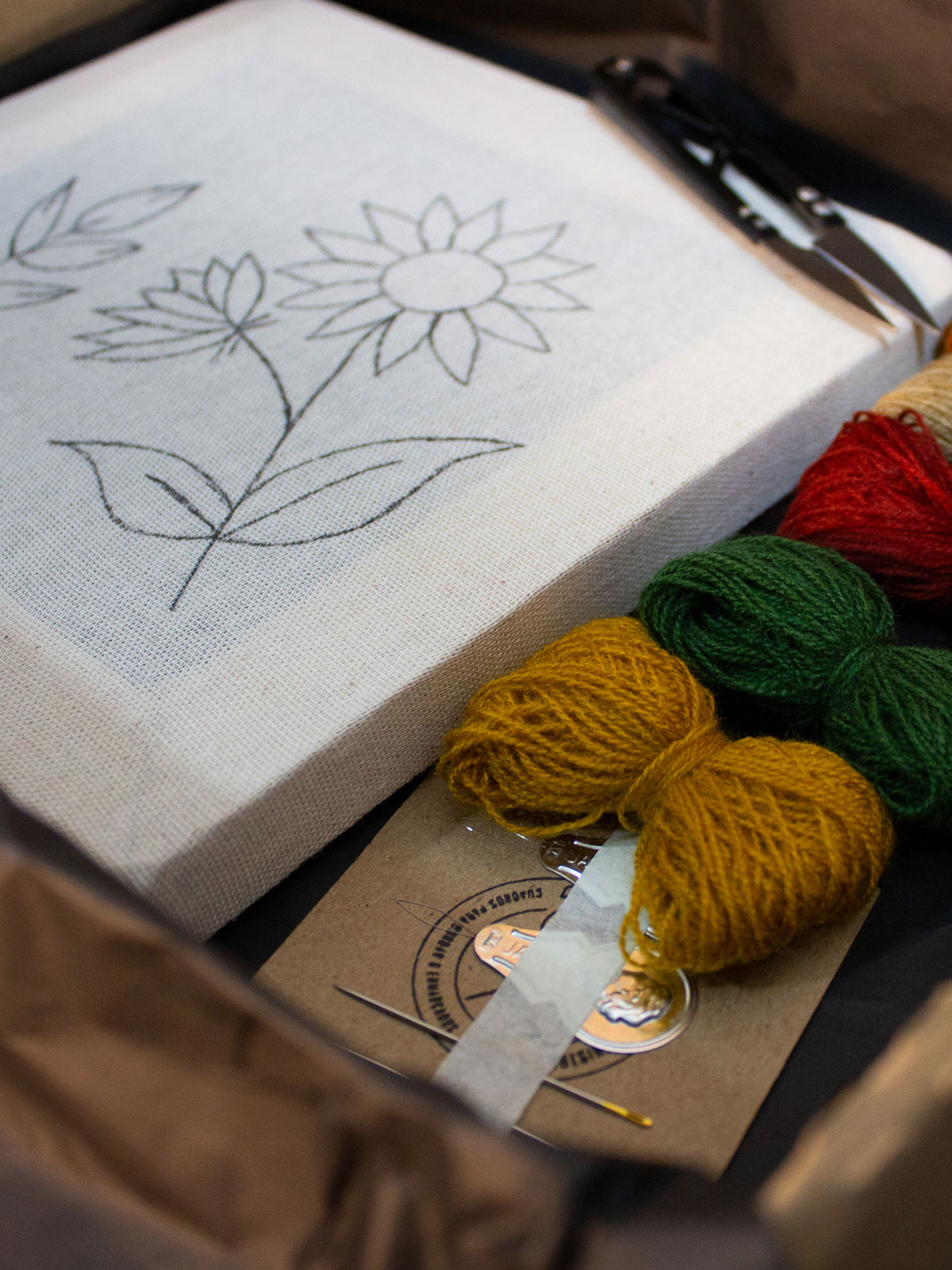 Kit de bordado con lienzo de flores y lanas de colores