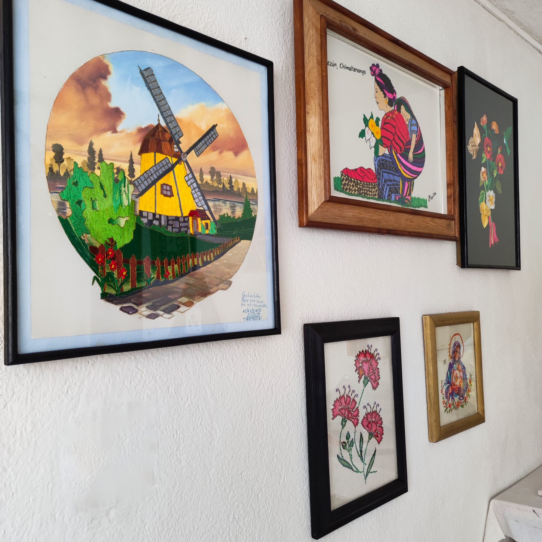 Composición de obras enmarcadas sobre una pared