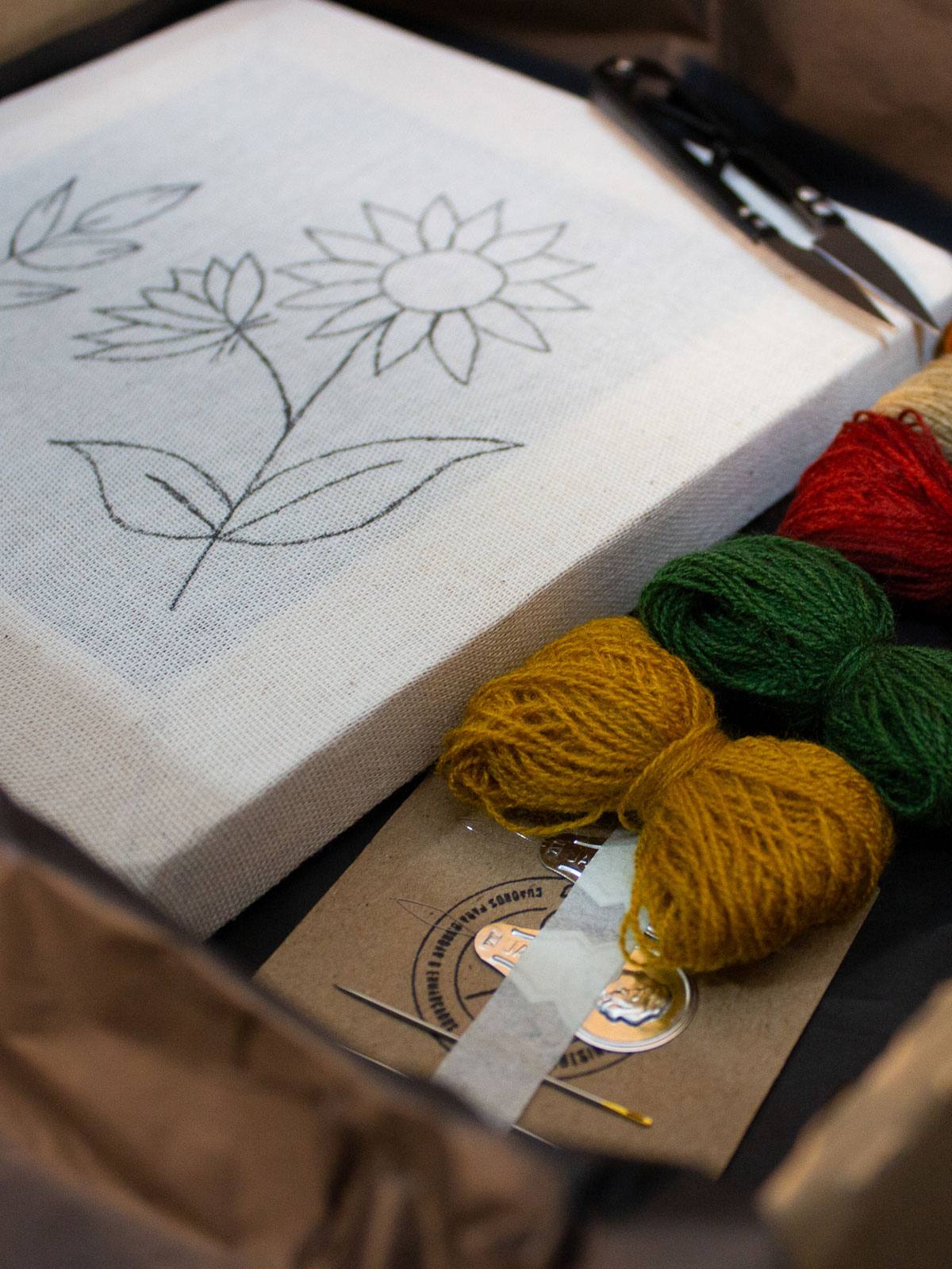 Kit de bordado con lienzo de flores y lanas de colores