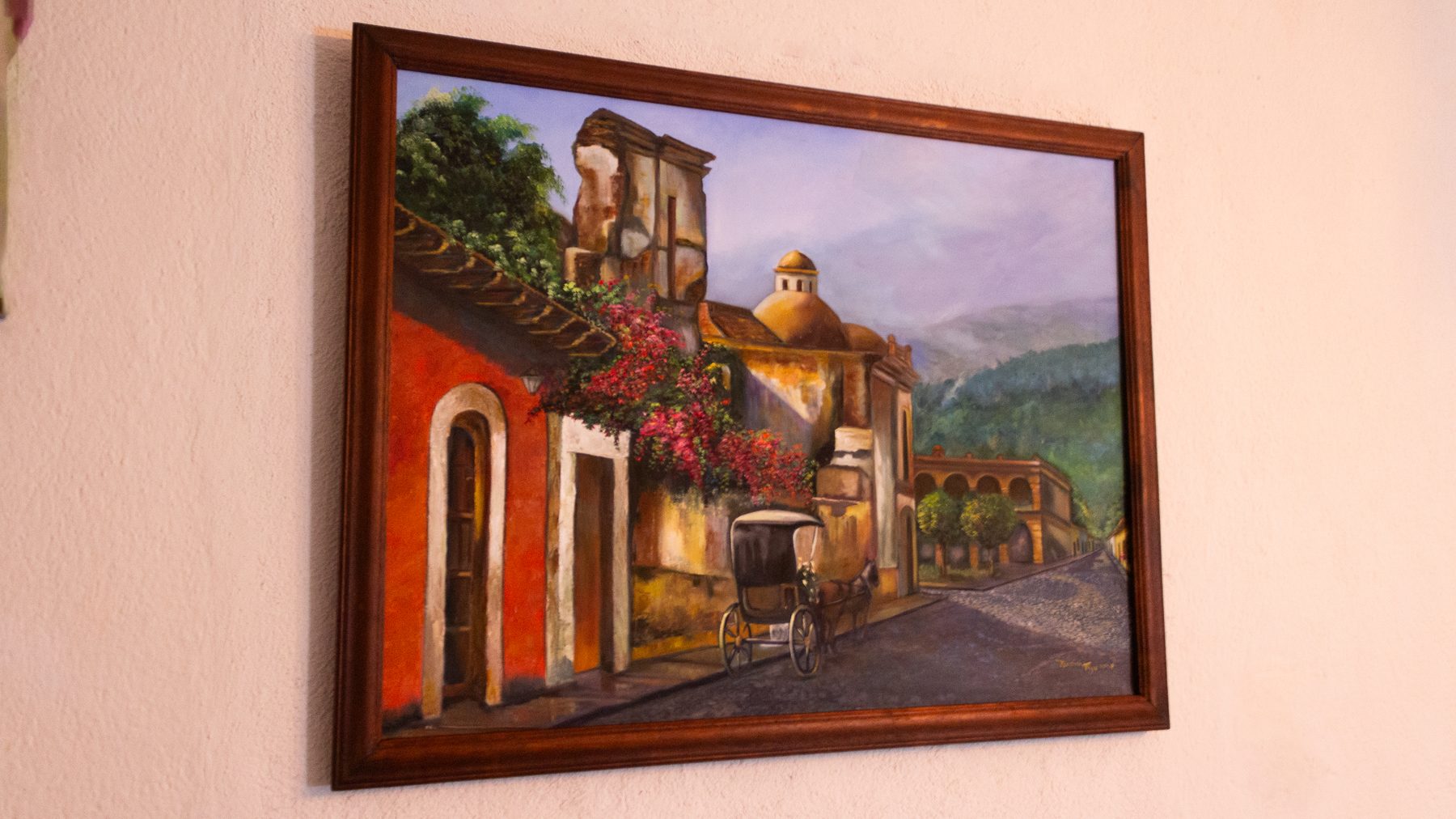 Pintura terminada presentada dentro de una moldura de madera